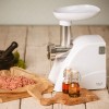 Masina de tocat carne electrica Adler, Putere maxima 2000W, Functie Puls si Reverse, Include 3 discuri de taiere si palnie pentru carnati, Alb