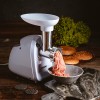 Masina electrica de tocat carne Mesko, Putere maxima 1500W, Functie Marsarier, 3 Site interschimbabile din otel inoxidabil, Accesoriu preparare carnati, Culoare Alb